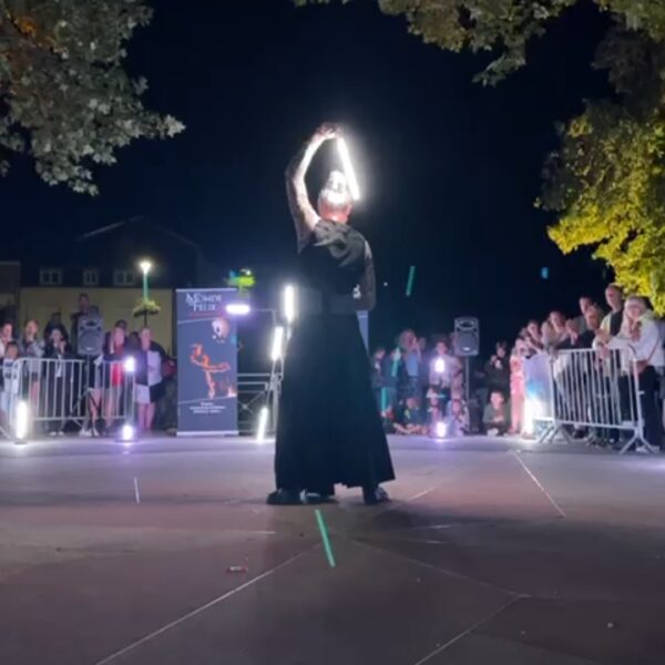 Le Monde de Félix - Spectacle de magie - spectacle de feu - jonglage lumineux - sculpture sur ballon - sculpture de ballon - Lyon Rhône-Alpes France